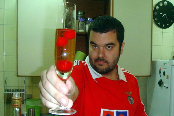 Barmaniac oferecendo o drink Kir Royal