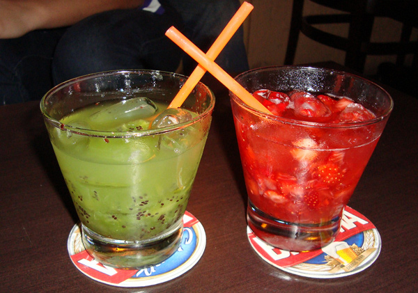 Caipirinhas feitas com saquê