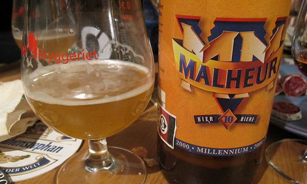 Garrafa e copo da cerveja Malheur 10