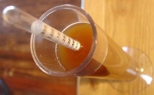 Hidrômetro num copo de cerveja