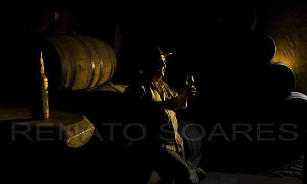 Homem com barris de cachaça