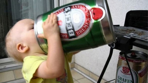 Bebê segurando um barril de cerveja