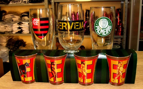 Copos de cerveja do flamengo e palmeiras