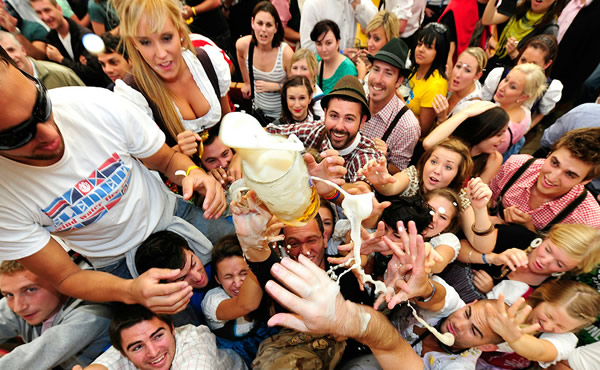 Galera tomando banho de cerveja na Oktoberfest