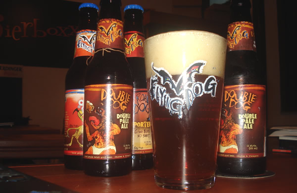 Garrafas e copo da cerveja Flying Dog Double Dog