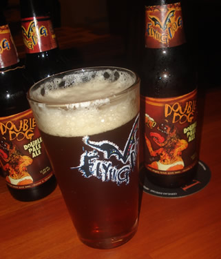 Garrafas e copo da cerveja Flying Dog Double Dog