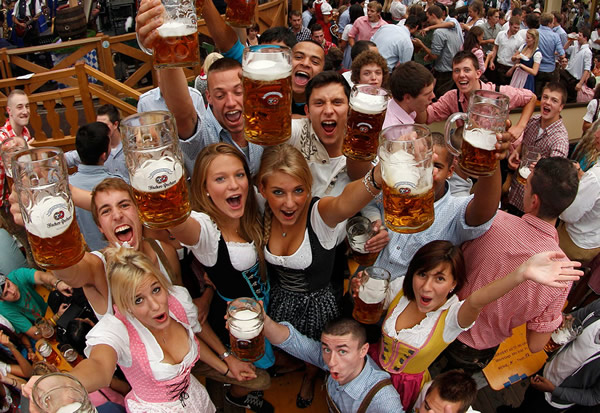 Homens e mulheres brindando na Oktoberfest 2010