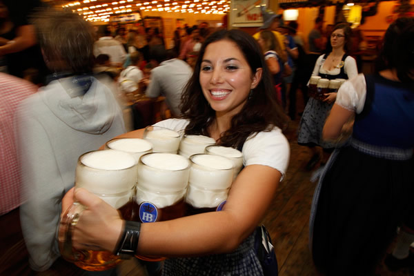 Morena carregando canecas na Oktoberfest