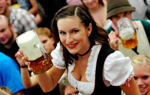 Mulher oferecendo caneca na Oktoberfest