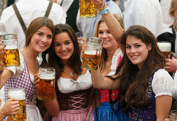 Mulheres brindando na Oktoberfest