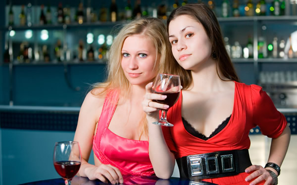 Mulheres brindando com vinho