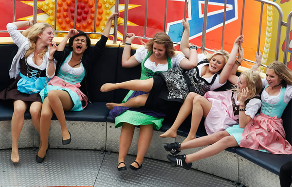 Mulheres brincando num brinquedo na Oktoberfest