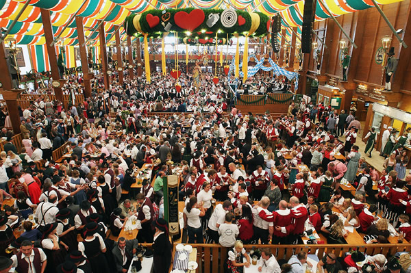 Multidão numa área da Oktoberfest