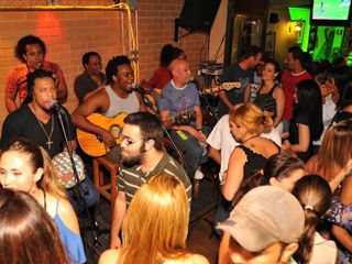 Grupo de samba tocando no Boteco Santa Laura