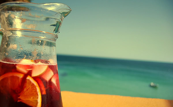 Taça de sangria na praia