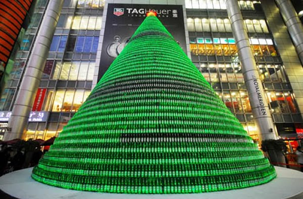 Árvore de natal com garrafas de heineken cheias