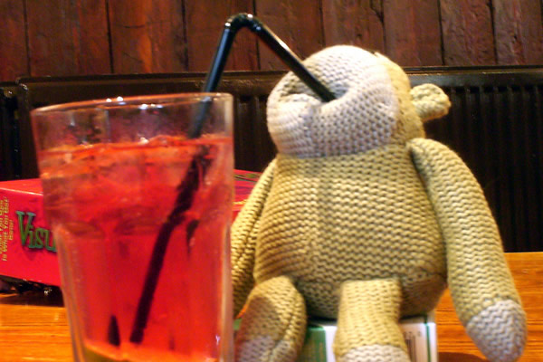 Boneco bebendo o drink Long Island Ice Tea