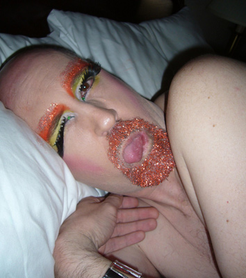 Gay dormindo maquiado