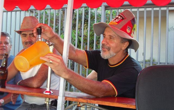 Homem colocando cerveja no bar andante