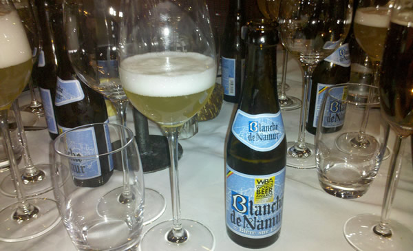 Garrafas e taças da cerveja Blanche De Namur