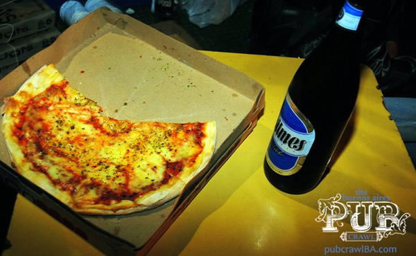 Fatia de Pizza e uma longneck de Quilmes