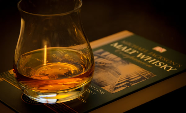 Copo de whisky em cima de um livro