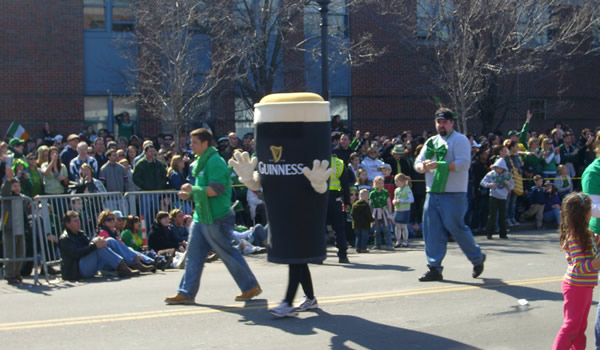 Homem fantasiado de Pint de Guinness