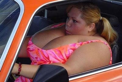 Peitos de uma mulher que parecem um airbag duplo