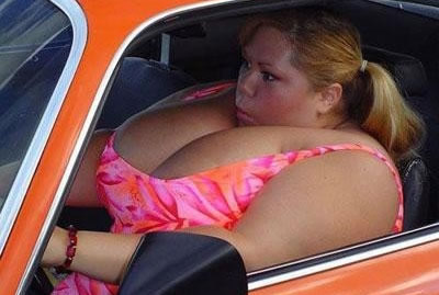 Peitos de uma mulher que parecem um airbag duplo Peitos de uma mulher que parecem um airbag duplo