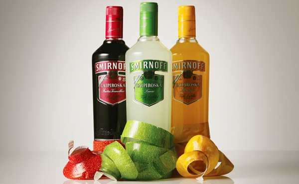 Garrafas da caipiroskas descascadas da Smirnoff