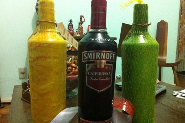 Garrafas da caipiroskas da Smirnoff abertas