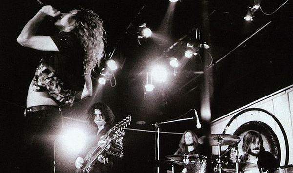 Banda Led Zeppelin tocando