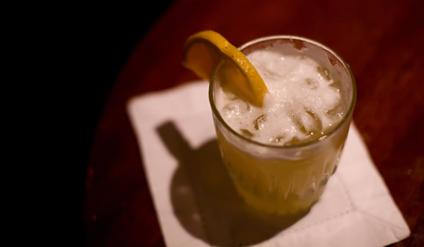 Copo de whiskey sour com laranja