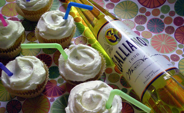 Garrafa de Vodka deitada com cupcakes