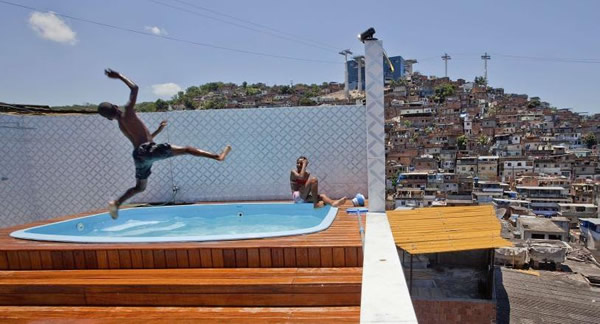 Garotos pulando numa piscina na lage