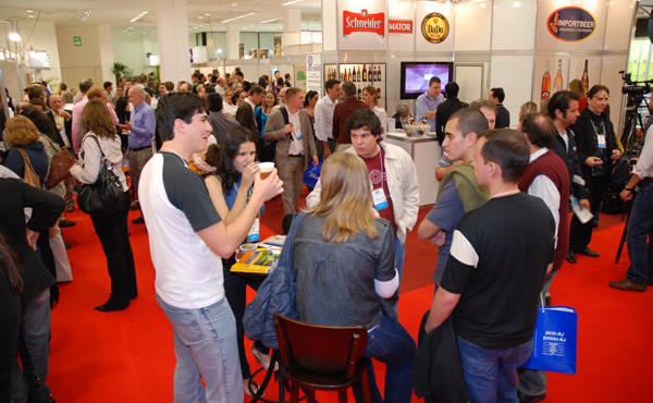 Pessoas na feira Brasil Brau