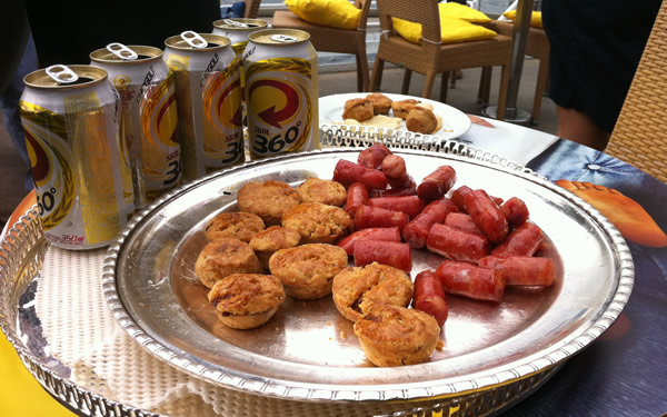 Petiscos e latas da cerveja Skol360 Petiscos e latas da cerveja Skol360