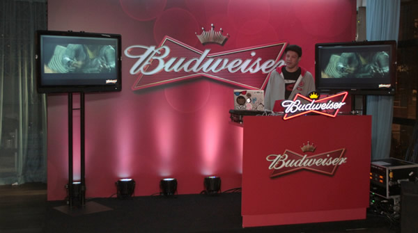 DJ tocando música na festa da Budweiser