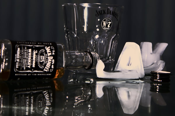 Garrafas de Jack Daniel's e gelo