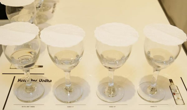 Taças de vodka para o Teste Cego Ketel One