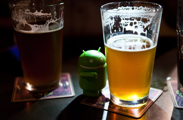 Boneco do Android abraçando a cerveja