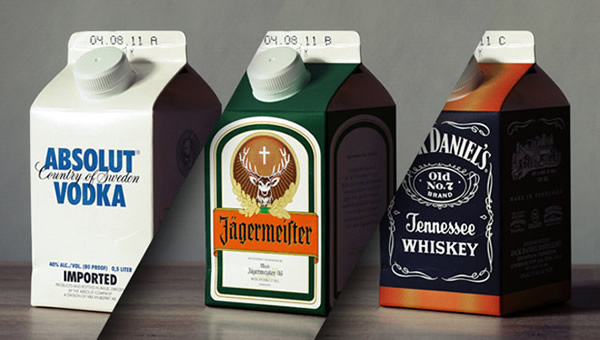 Caixas de leite com Aabsolut, Jack Daniel's e Jagermeister