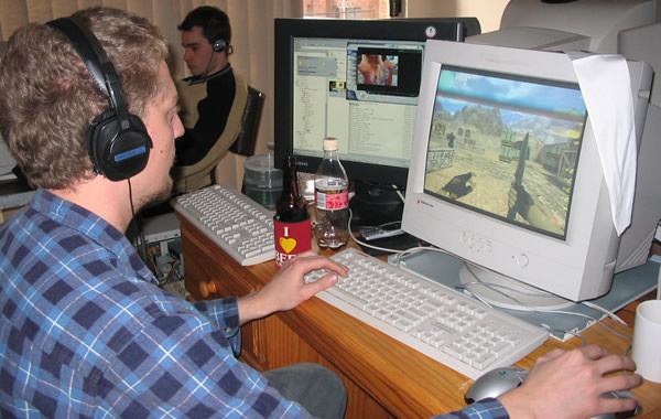 Garoto jogando Counter Strike