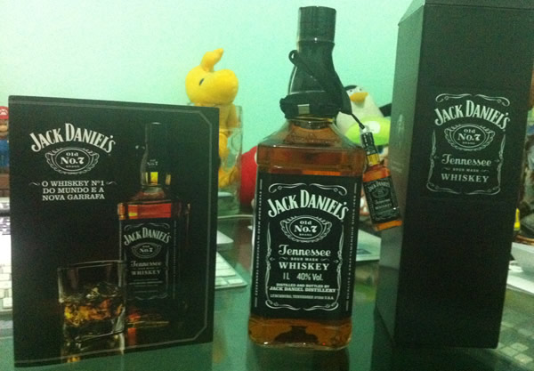 Garrafa e caixa de Jack Daniel's