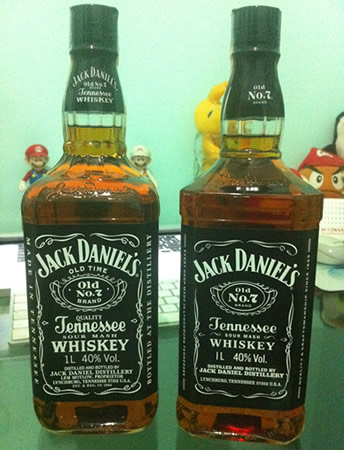 Garrafas de Jack Daniel's, antiga e nova