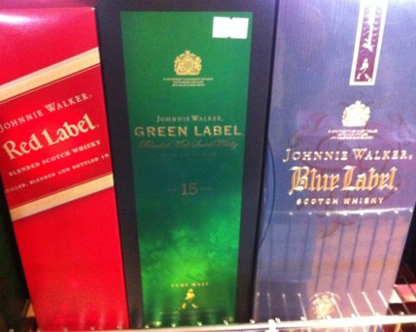 Garrafas de Red Label, Green Label e Blue Label mostrando o que é o sistema RGB