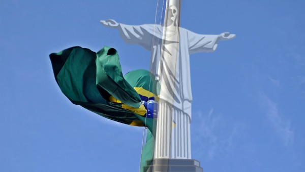 Cristo Redentor com bandeira do Brasil