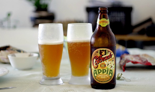 Garrafa e dois copos com a cerveja Appia