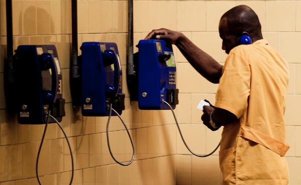 Homem telefonando no orelhão