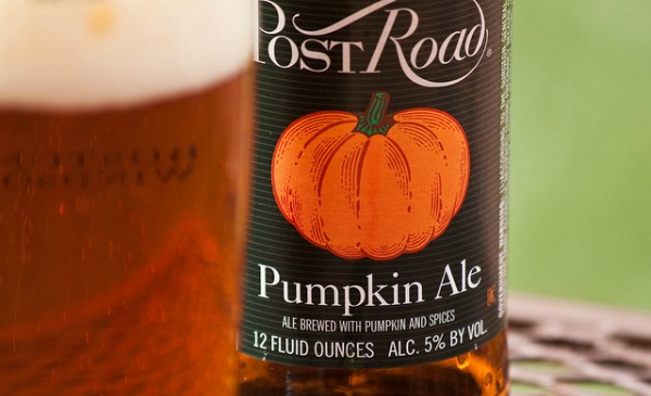 Garrafa e copo da Pumpkin Ale